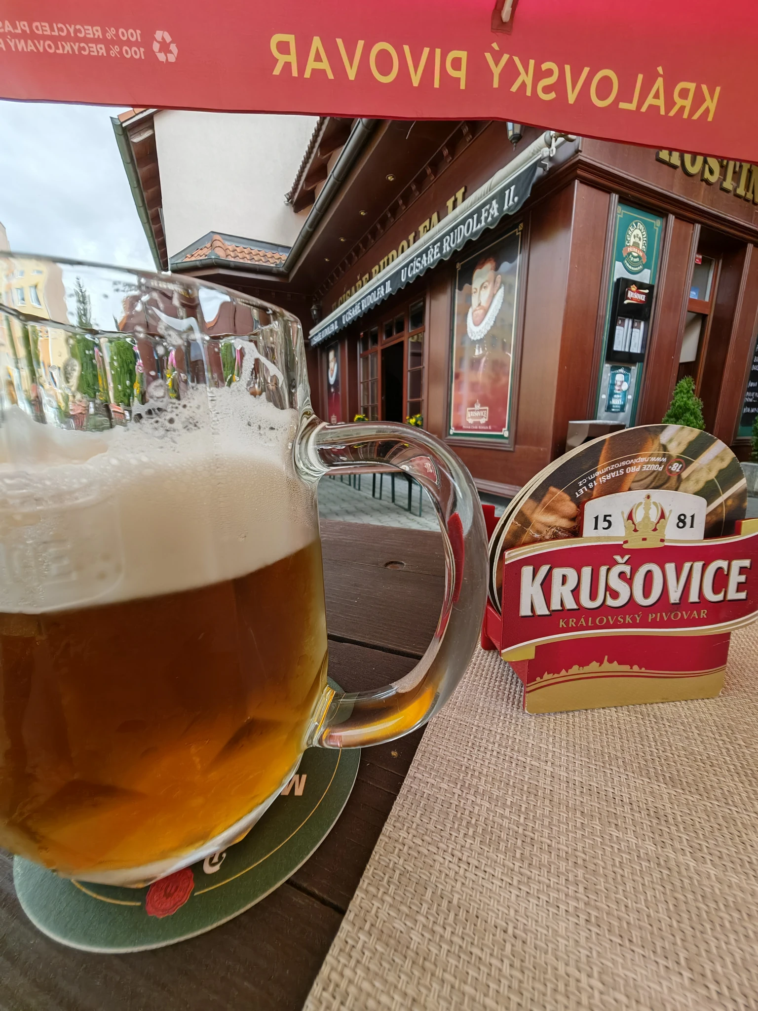 Pivo před hospodou U Císaře Rudolfa II.